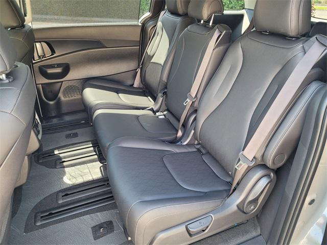 new 2025 Kia Carnival Hybrid car, priced at $50,280
