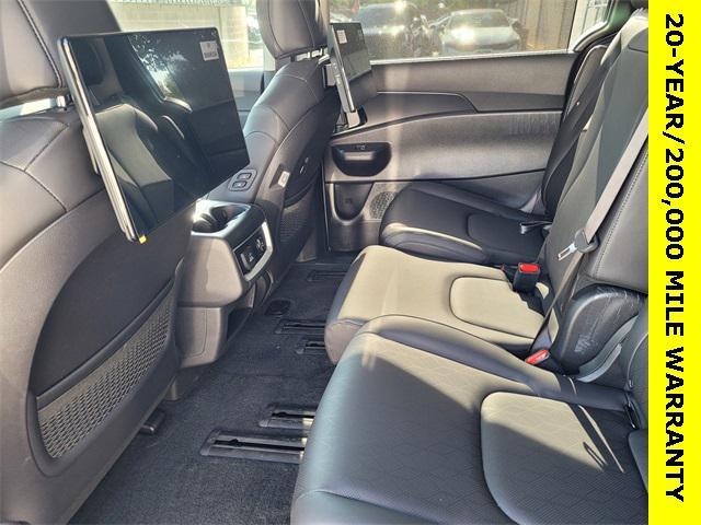 new 2025 Kia Carnival Hybrid car, priced at $50,878