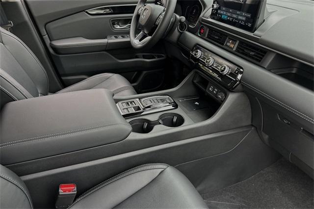 new 2025 Honda Pilot car, priced at $45,405