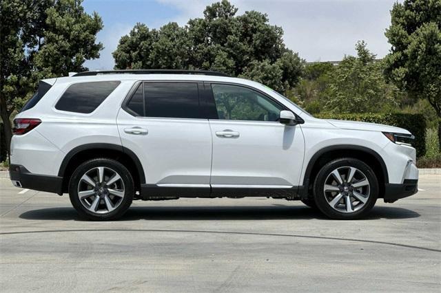 new 2025 Honda Pilot car, priced at $54,930