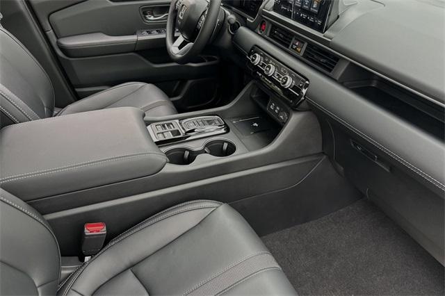 new 2025 Honda Pilot car, priced at $49,450