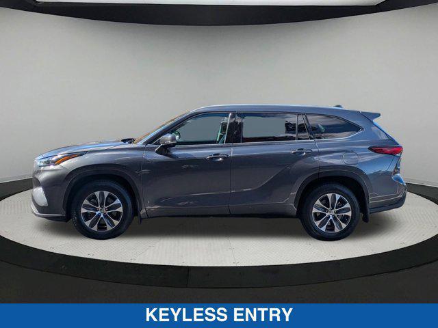 used 2022 Toyota Highlander car, priced at $38,900