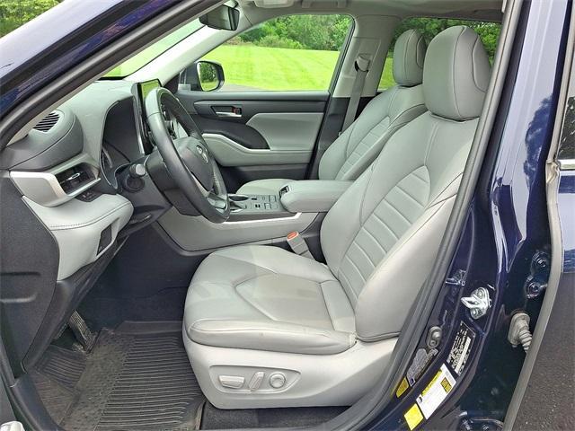 used 2022 Toyota Highlander car, priced at $38,312