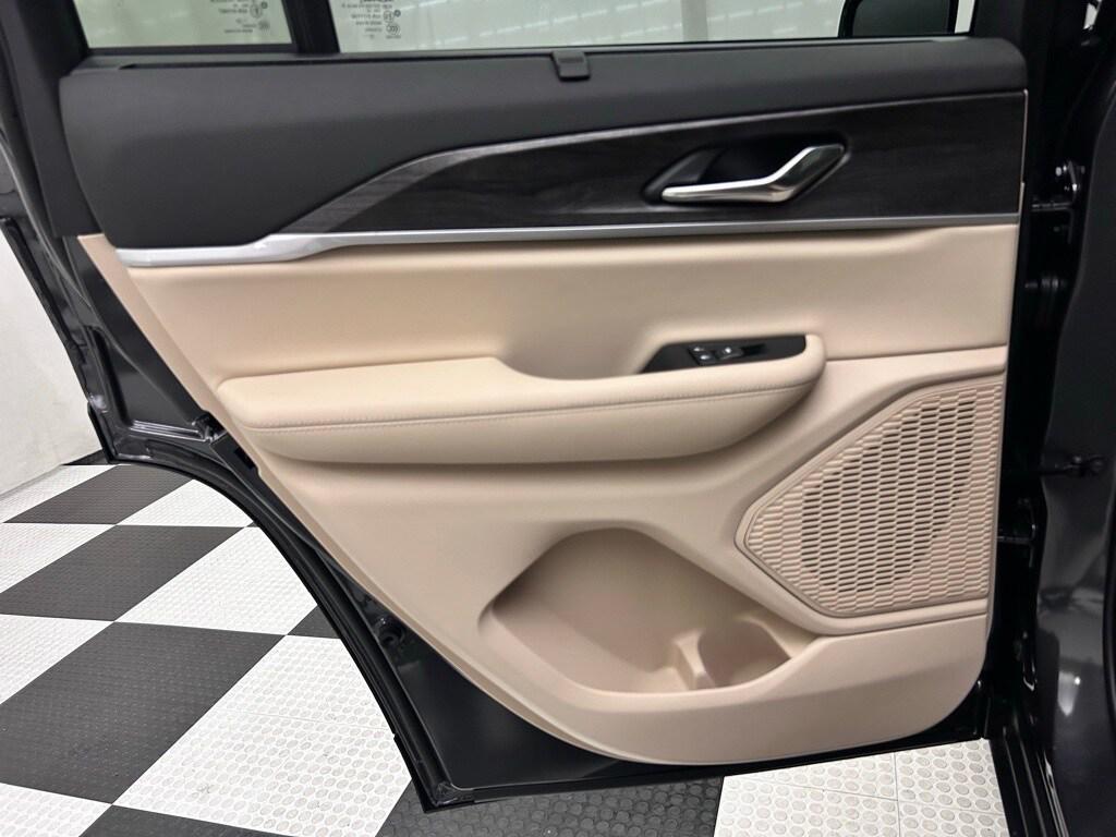 new 2025 Jeep Grand Cherokee car, priced at $48,157