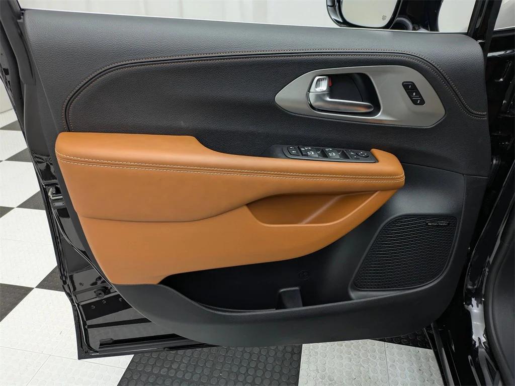 new 2025 Chrysler Pacifica car, priced at $49,550