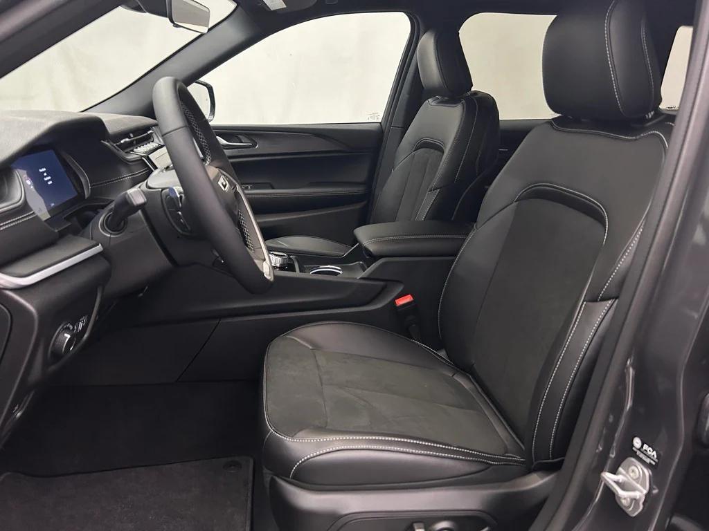 new 2025 Jeep Grand Cherokee car, priced at $44,675