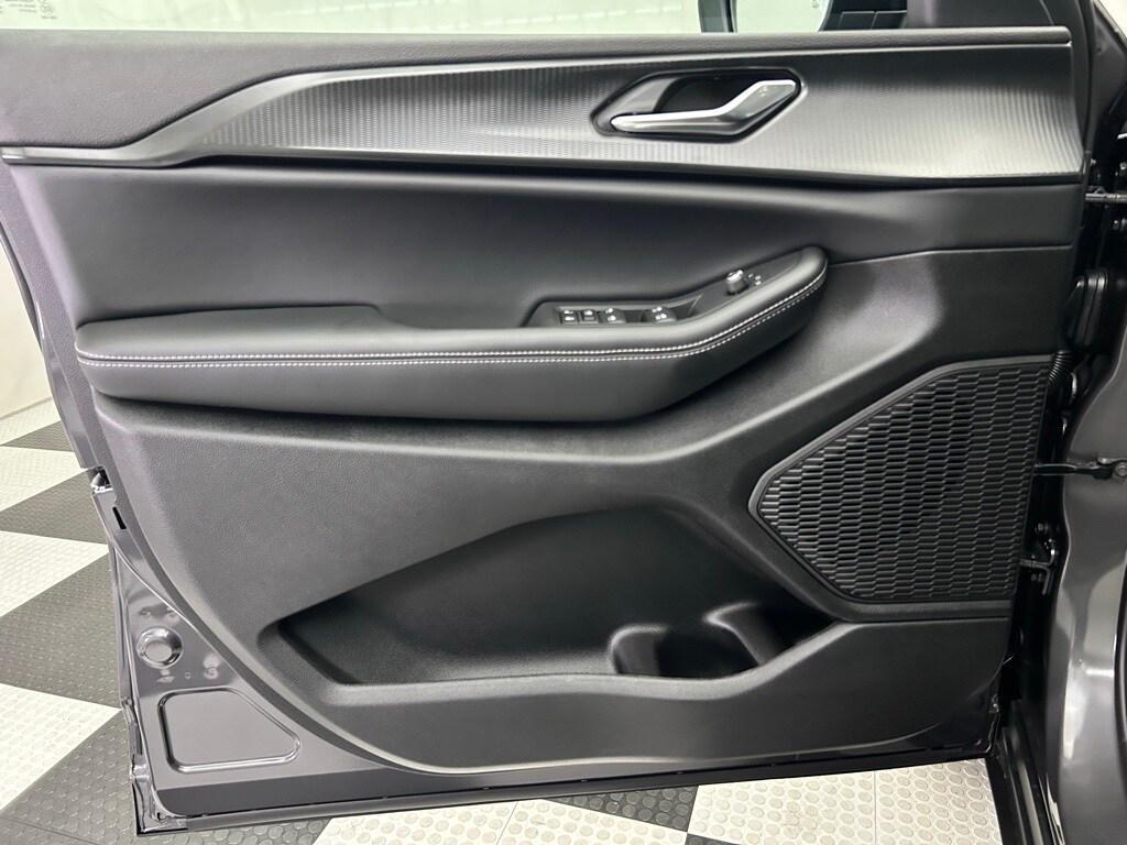 new 2025 Jeep Grand Cherokee car, priced at $36,870