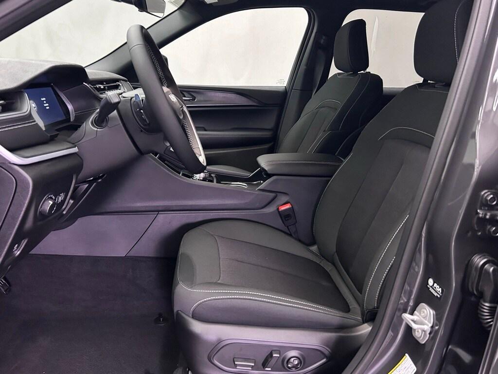 new 2025 Jeep Grand Cherokee car, priced at $36,870