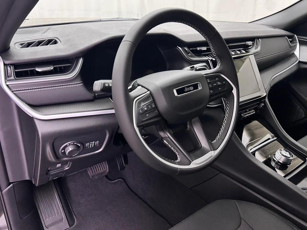 new 2025 Jeep Grand Cherokee car, priced at $34,589