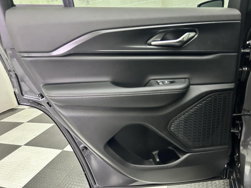 new 2025 Jeep Grand Cherokee car, priced at $34,589