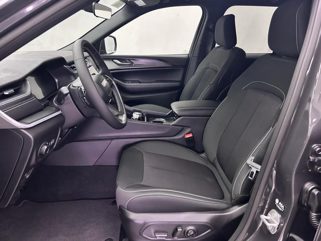new 2025 Jeep Grand Cherokee car, priced at $34,589