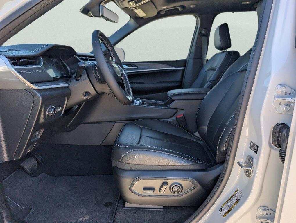 new 2025 Jeep Grand Cherokee car, priced at $43,893