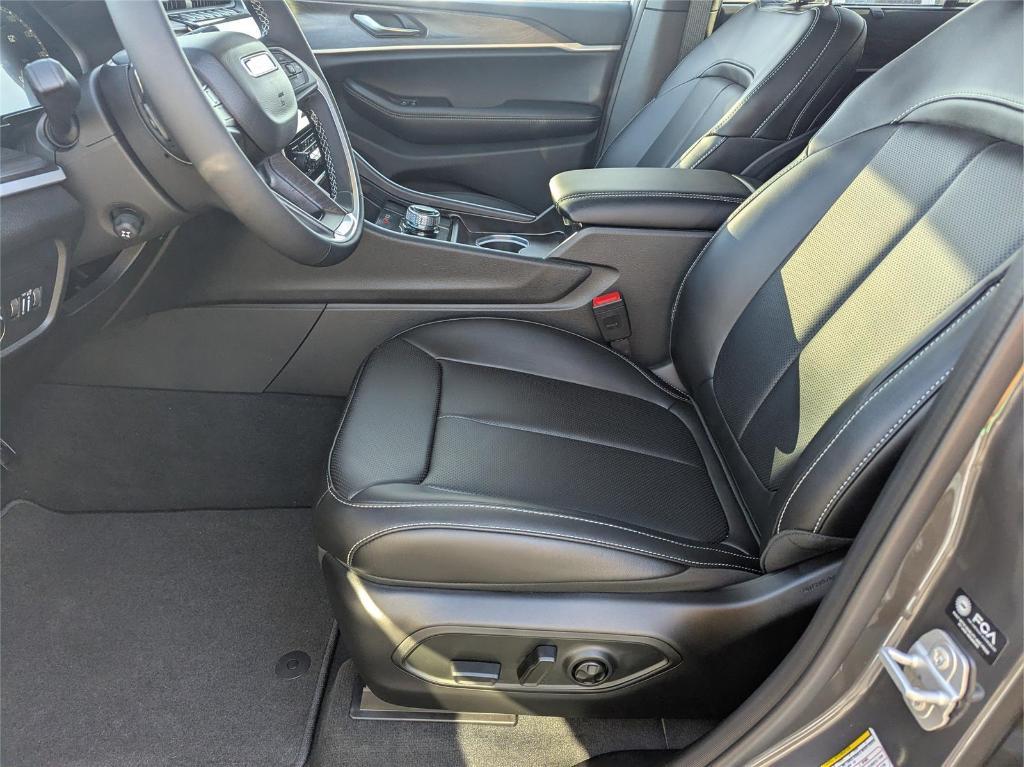 new 2025 Jeep Grand Cherokee car, priced at $47,211