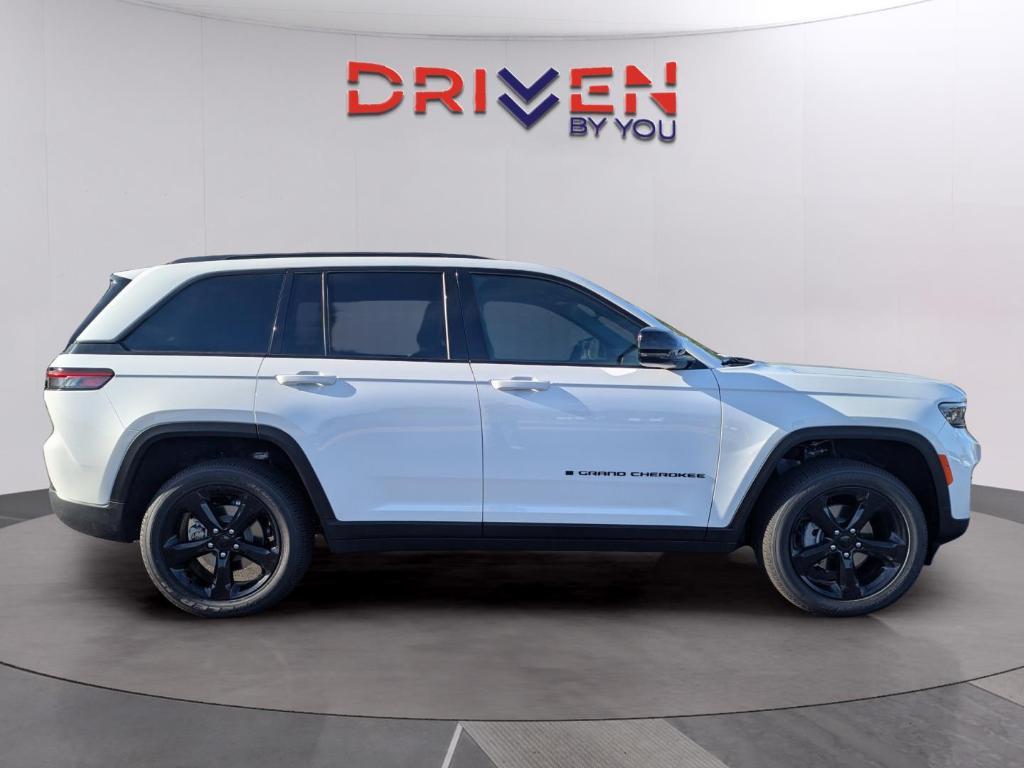 new 2025 Jeep Grand Cherokee car, priced at $40,884