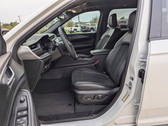 new 2025 Jeep Grand Cherokee car, priced at $40,575