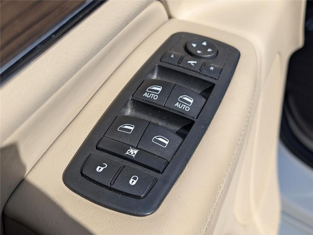 used 2016 Jeep Grand Cherokee car, priced at $14,372