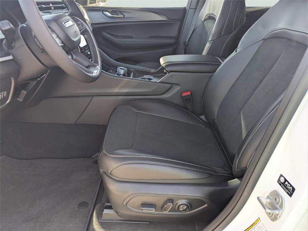 new 2025 Jeep Grand Cherokee car, priced at $41,384