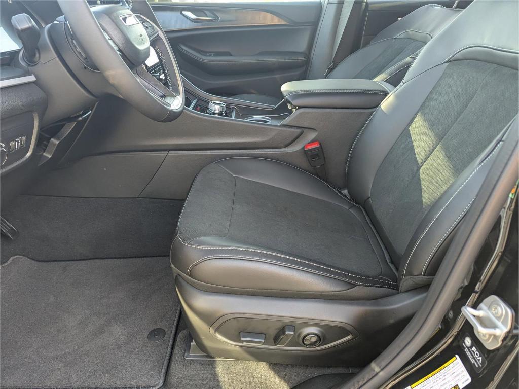 new 2025 Jeep Grand Cherokee car, priced at $41,902