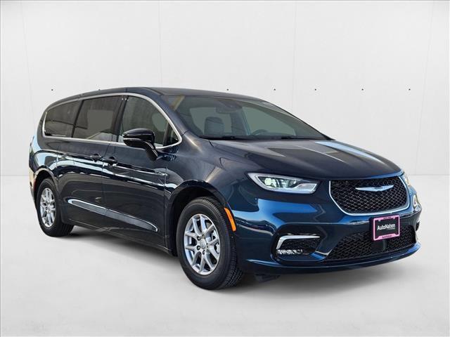 new 2025 Chrysler Pacifica car, priced at $37,266