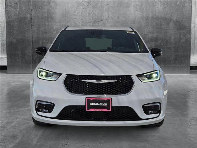 new 2025 Chrysler Pacifica Hybrid car, priced at $48,957