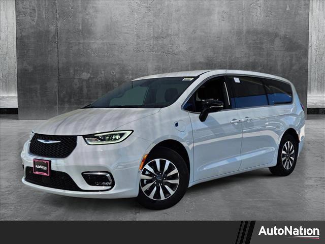 new 2025 Chrysler Pacifica Hybrid car, priced at $46,457