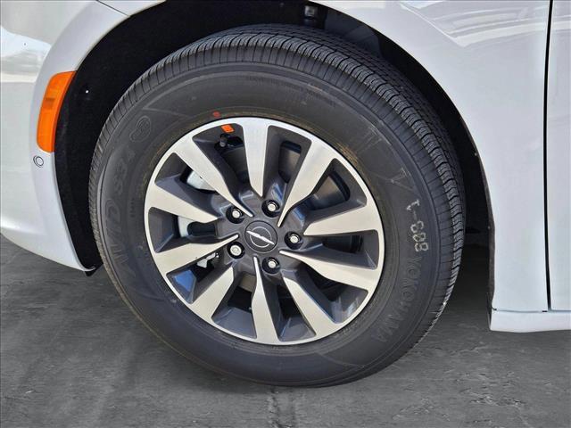 new 2025 Chrysler Pacifica Hybrid car, priced at $48,957