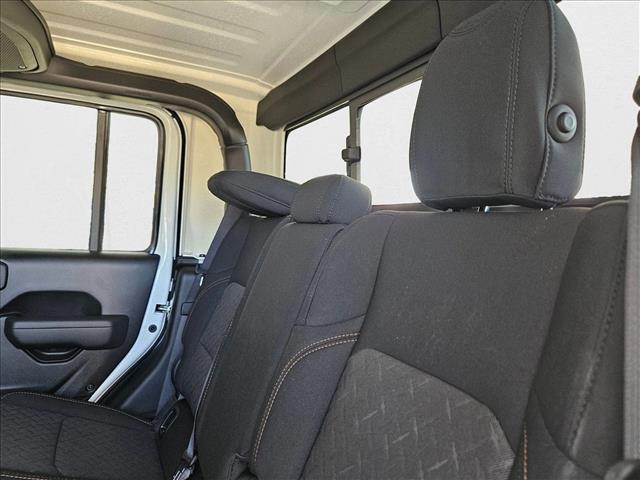 new 2025 Jeep Gladiator car, priced at $43,577