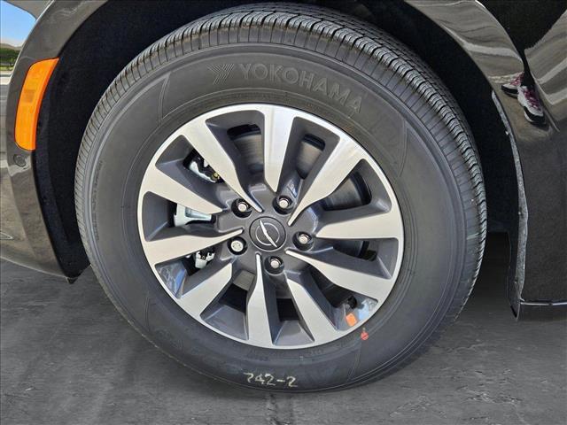 new 2025 Chrysler Pacifica Hybrid car, priced at $48,957