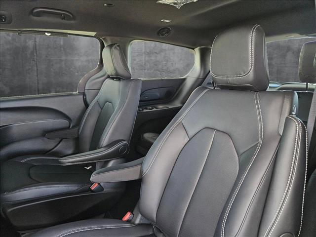 new 2025 Chrysler Pacifica Hybrid car, priced at $48,957