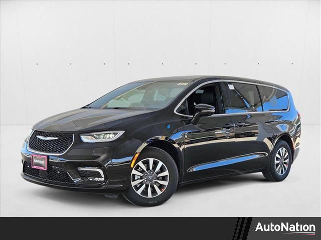 new 2025 Chrysler Pacifica Hybrid car, priced at $48,957