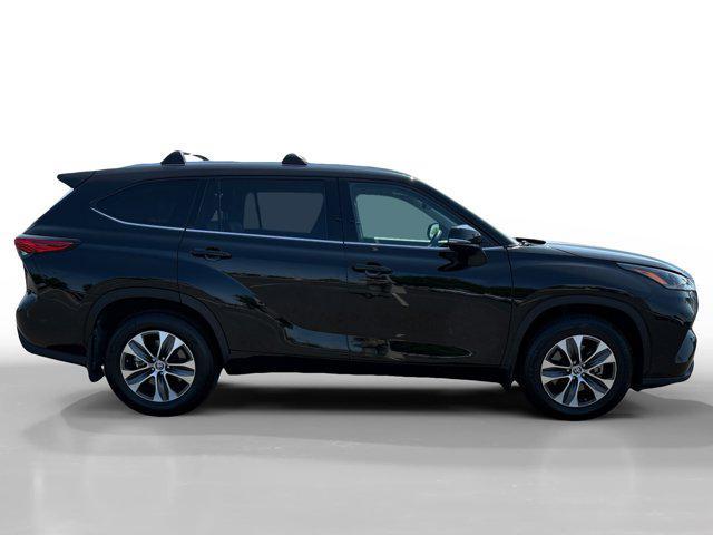 used 2022 Toyota Highlander car, priced at $36,317