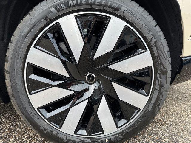 new 2025 Volvo EX90 car, priced at $90,190