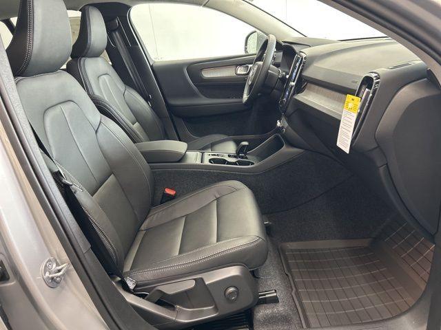 new 2025 Volvo XC40 car
