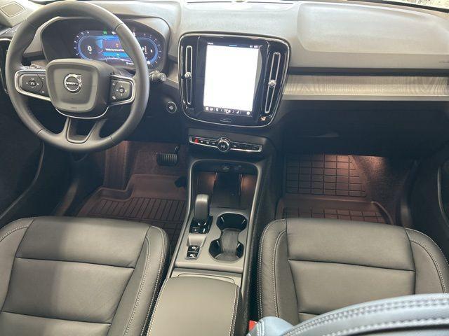 new 2025 Volvo XC40 car
