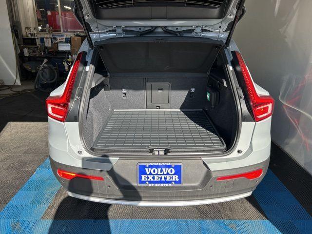new 2025 Volvo XC40 car
