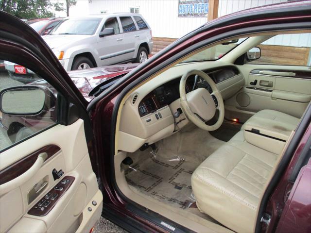 used 2006 Lincoln Town Car car, priced at $4,995