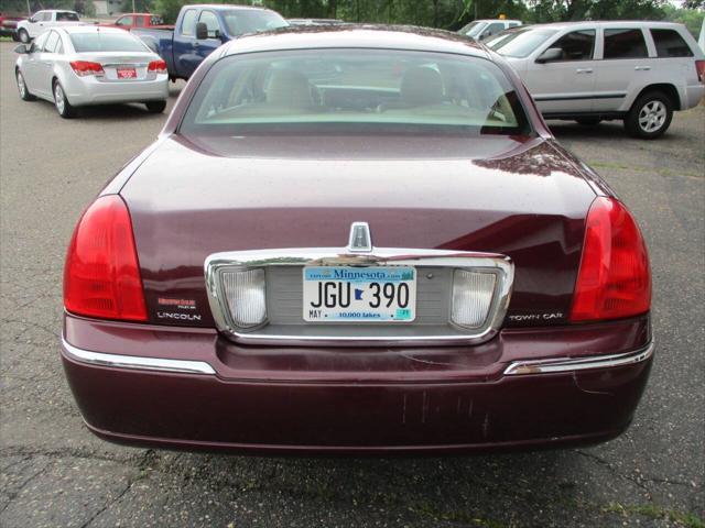 used 2006 Lincoln Town Car car, priced at $4,995
