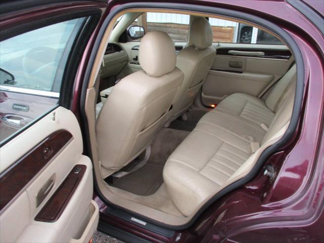 used 2006 Lincoln Town Car car, priced at $4,995