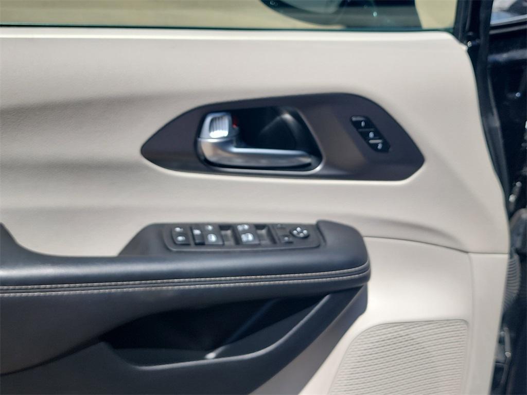 used 2024 Chrysler Pacifica car, priced at $29,719