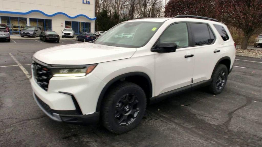 new 2025 Honda Pilot car, priced at $51,830