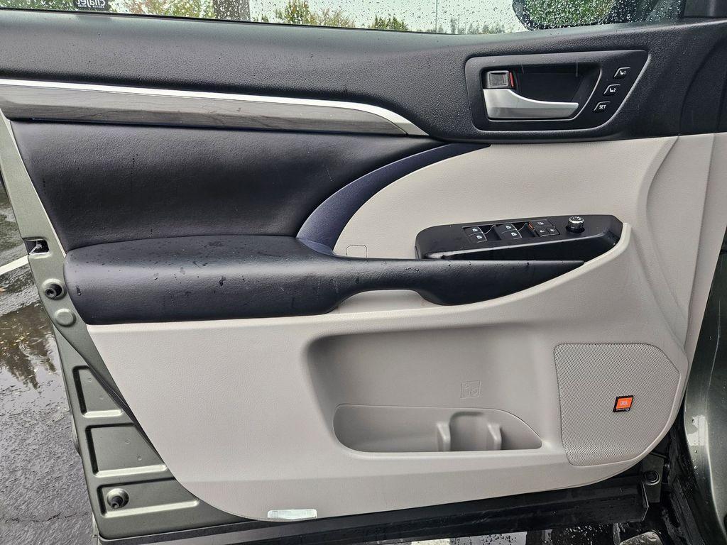used 2019 Toyota Highlander car, priced at $29,967
