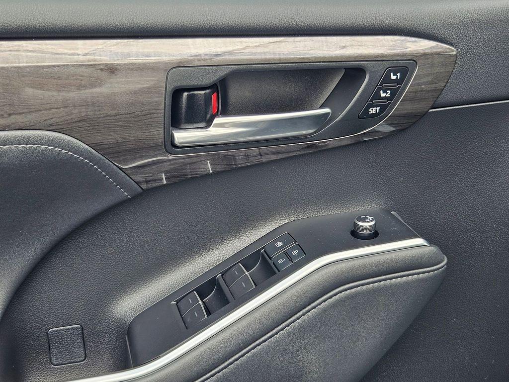 used 2021 Toyota Highlander car, priced at $37,949