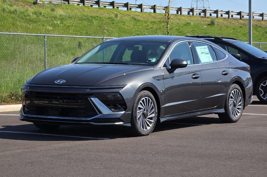 new 2025 Hyundai Sonata Hybrid car, priced at $32,240