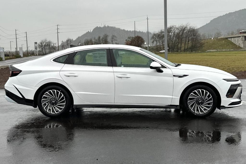 new 2025 Hyundai Sonata Hybrid car