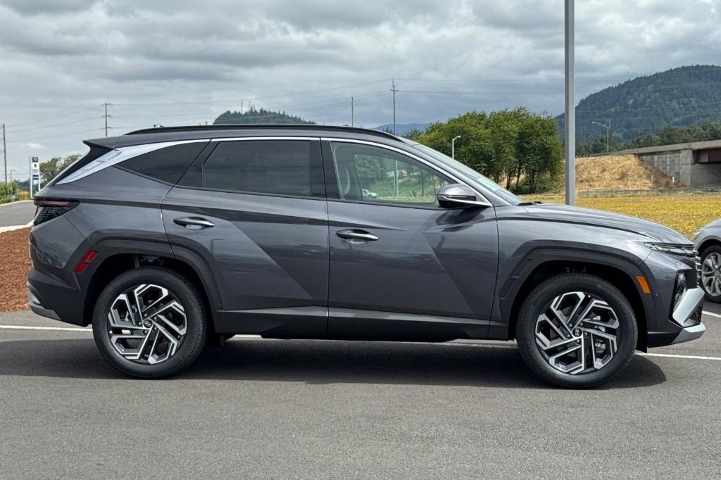 new 2025 Hyundai TUCSON Hybrid car