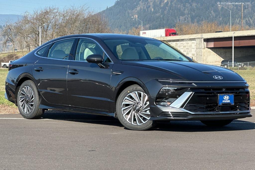 new 2025 Hyundai Sonata Hybrid car, priced at $38,585