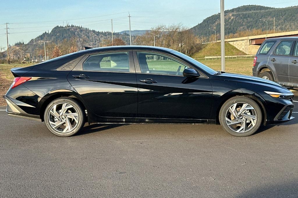 new 2025 Hyundai Elantra HEV car