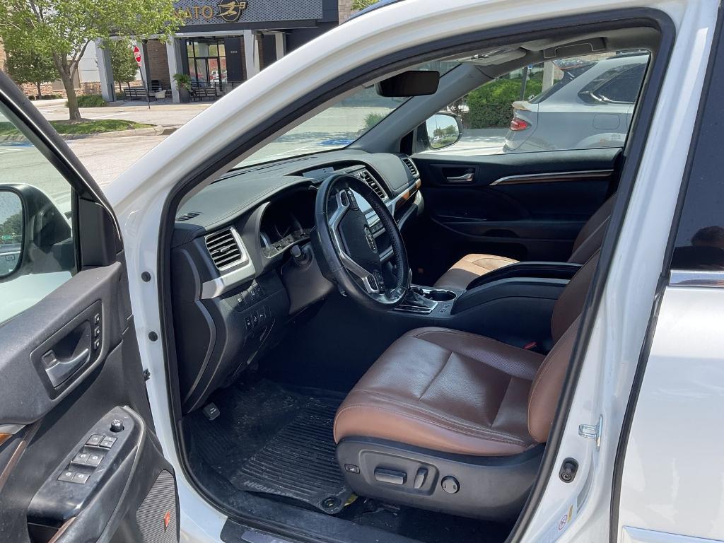 used 2018 Toyota Highlander Hybrid car, priced at $29,999
