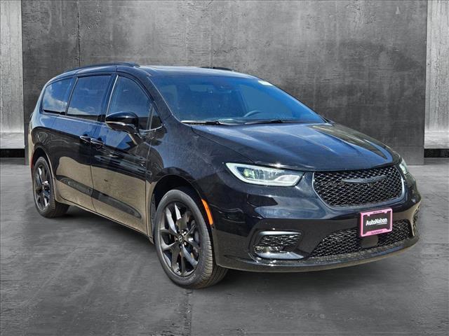 new 2025 Chrysler Pacifica car, priced at $52,757