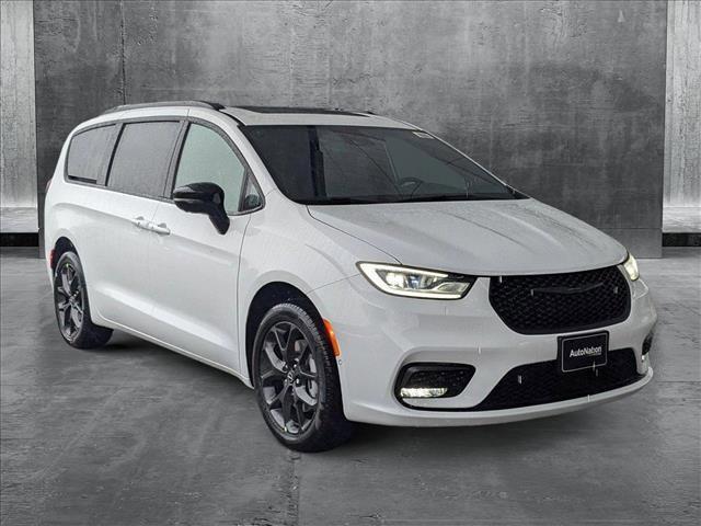new 2025 Chrysler Pacifica car, priced at $52,472